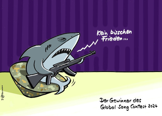 Globaler Song Contest: Ein Haifisch auf der Bühne spielt auf einem Gewehr Gitarre und singt dazu: "Kein bisschen Frieden ...". Er sitzt auf einer schiefen Plattform, wie sie Nemo beim Eurovision Song Contest in seiner Show genutzt hatte. Die Plattform des Haifischs ist in militärischem Camouflage gehalten.