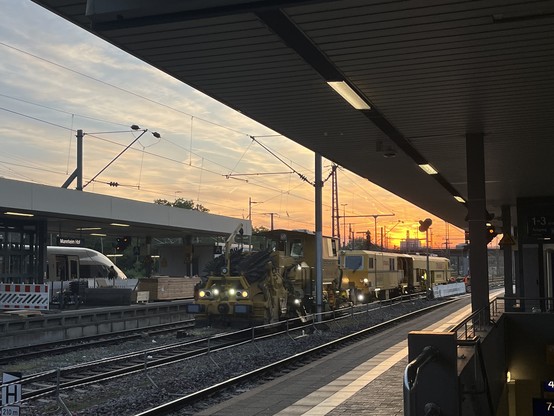 Bahnhof im Sonnenuntergang mit Bauzug