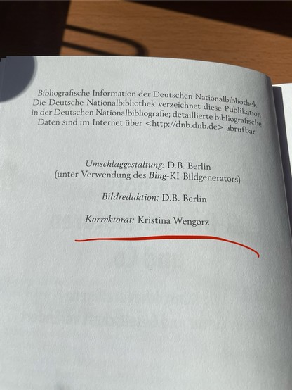 Foto einer gedruckten Seite mit deutschem Text, der bibliografische Angaben der Deutschen Nationalbibliothek, eine URL und Danksagungen für Umschlaggestaltung, Redaktion und das Korrektorat durch #DieLektorin Kristina Wengorz enthält, deren Name mit einer roten Linie hervorgehoben ist.