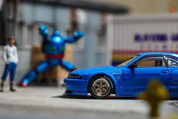 Nissan Skyline GT-R (R33), Rocket Bunny, Blue by INNO64 in 1:64 scale with 1:64 figure on AREA 164
