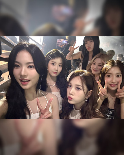 group selfie of the 6 stayc members.