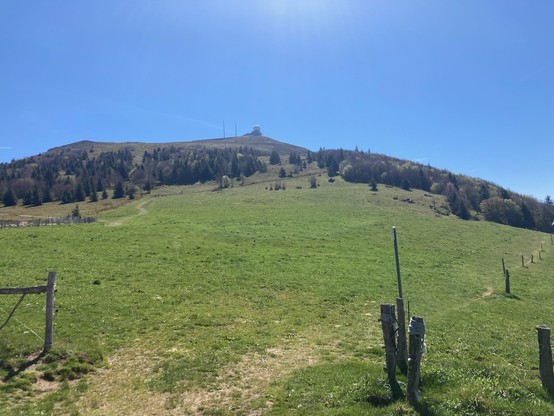Blick von der Ferme Auberge du Haag zum Gipfel des Grand Ballon