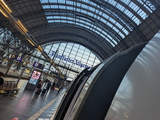 Gleishalle des Hauptbahnhofs von Frankfurt am Main. Blick Richtung Zugausfahrt.