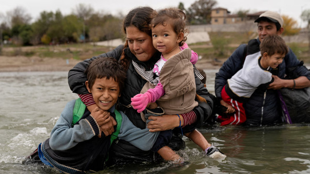 Irma Yolani Cruz, 31, carries her children across the Rio Grande with her husband Jamie Ariel Rapalo, 32, and their other two sons, ages 4 and 8, after a trip that took more than two months at the end of last year.(
Reuters: Cheney Orr
)