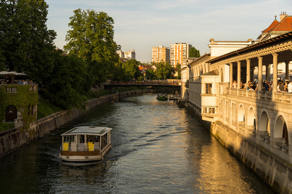 Ein Ausflugsboot auf der Lublijanska, im Abendlicht