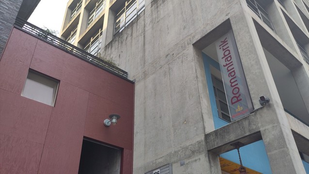 Die Außenansicht der Romanfabrik. Ordentlich Sichtbeton. Innen wurde übrigens renoviert.