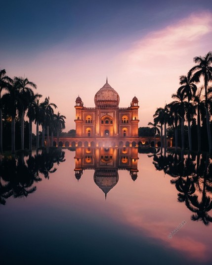 Sunset at the Taj Mahal in Agra, India