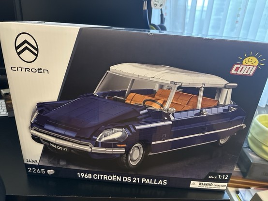Box of a COBI construction set for a 1968 Citroën DS 21 Pallas, scale 1:12.