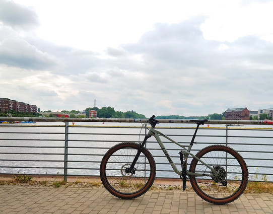 Ein Mountainbike steht an einem Geländer und dahinter ist die Rummelsburger Bucht zu sehen. 