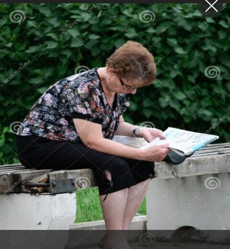 Vrouw leest de krant 