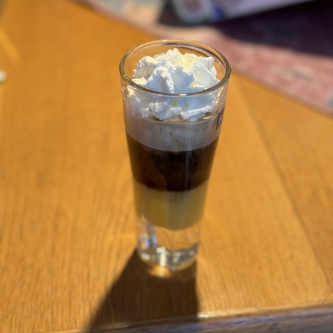 Eierlikör, Espresso und Sahne geschichtet in einem Glas. 