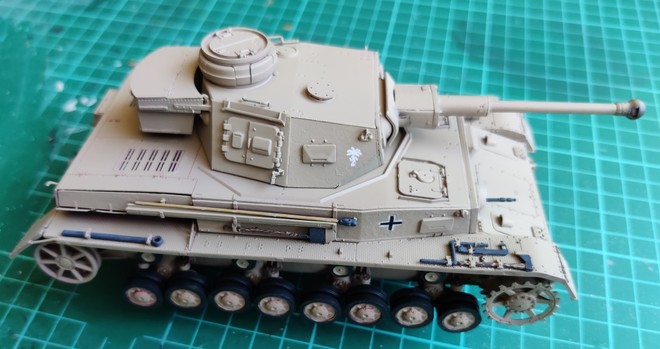 A sand yellow -painted 1:35 scale model of a German Panzer IV Ausf. F2 with DAK markings, without its tracks. Model is seen from the right side.