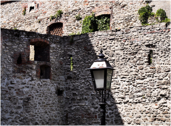 Detail der Stadtmauer mit Laterne im Vordergrund