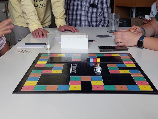 Pictionary: laufboard und sanduhr 