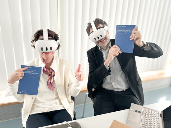 Petra Grimm (li.) und Oliver Zöllner vom Herausgeber-Team präsentieren das neue Buch "Das Recht der Daten im Kontext der Digitalen Ethik", erschienen 2024 im Nomos-Verlag.