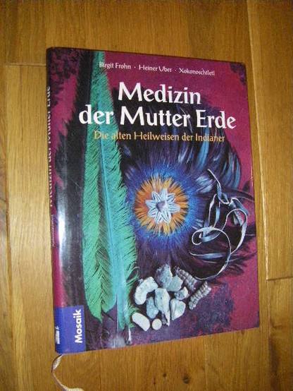 Buchcover von „Medizin der Mutter Erde - Die alten Heilweisen der Indianer“ beim Mosaik Verlag. Indianische Heilmethoden - großer Selbstbehandlungsteil mit leicht verständlichen Anleitungen zur Behandlung von über vierzig Alltagsbeschwerden. Wertvolle Anregungen zur Gesundheitspflege ausaß dem reichen Erfahrungsschatz der amerikanischen ureinwohner: Ernährung, Fasten; Meditation - Die wichtigsten Heilpflanzen der indianischen Medizin und ihre Anwendung - Weltanschauung und Bedeutung von Gesundheit und Medizin aus indianischer Sicht - Die Kunst der Medizinmänner: Heilruítuale - mythisch-schamanistische Praktiken, halluzinative Heilung und die Schwitzhüttenzeremonie - Bericht über den Alltag eines indianischen Heilers aus Mexico - Mit einem Vorwort von Xokonoschtletl vom Volk der Azteken