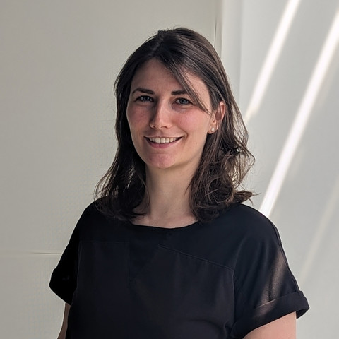 Das Foto zeigt die neue NaWik-Praktikantin Hannah Hüsken vor einem hellen, neutralen Hintergrund. 