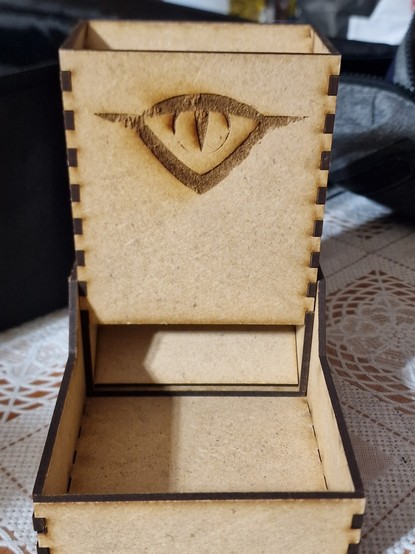 Torre de dados de madera con el símbolo de los mutardos de Punkapocalyptic