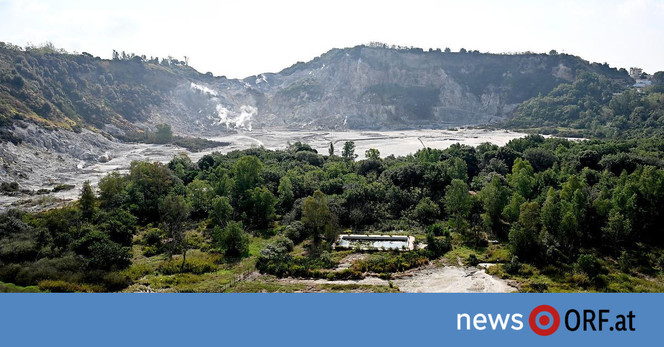 Das Gebiet um Neapel wurde zum Wochenstart von einem ganzen Schwarm an Erdbeben erschüttert. Zunächst hatten am Montagabend mehrere relativ starke Erdstöße die Bewohnerinnen und Bewohner der Stadt in Sorge versetzt. Am Dienstagabend erreichte das Beben mit einer Stärke von 4,4 den Höhepunkt, es war das heftigste Beben seit 40 Jahren.

Auch am Mittwoch bebte die Erde mit einer Stärke von bis zu 3,6. Die Erschütterungen waren in vielen Stadtteilen und in mehreren anderen Städten der Region deutlich zu spüren und verängstigten erneut die Bevölkerung, berichtete das italienische Institut für Geophysik und Vulkanologie (INGV). Fast 500.000 Menschen leben in der roten Zone, viele verbrachten die zweite Nacht im Freien.