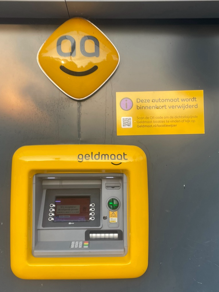 Geldmaat met daarboven sticker. Deze automaat wordt binnenkort verwijderd