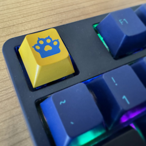 Statt „Esc“ ist auf der Escape-Taste eine Tatze zu sehen.