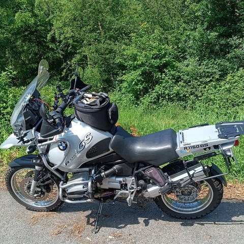BMW R1150 GS, im Hintergrund Bäume und Sträucher.