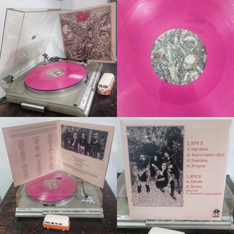 Montagem de fotos com vinil no toca discos e de fundo na foto capa do vinil, selo do vinil, capa gatefold aberta do vinil mostrando a parte interna e contra capa.