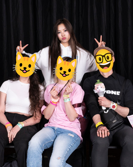 after show group photo of wheein and her fans.
