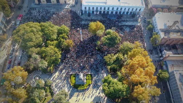 Foto aérea de la Plaza San Martín (Córdoba) durante el acto de Milei. Apenas 5.000 personas que no llenan ni la mitad de la plaza.