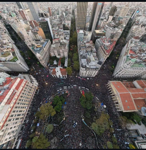 Foto aérea, Plaza de Mayo de Buenos Aires, movilización en contra de Milei, millones.