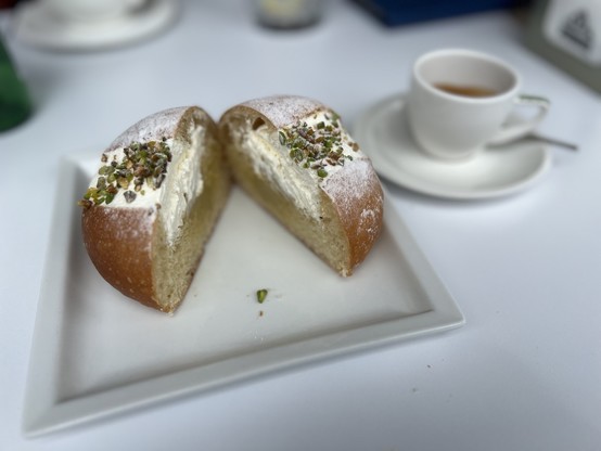 Ein Maritozzo con Pistacchio und ein Espresso (Mit Sahnecreme und Pistaziencreme gefülltes Hefegebäck, ähnlich einem Berliner/Krapfen/Pfannkuchen, Du weißt schon…)