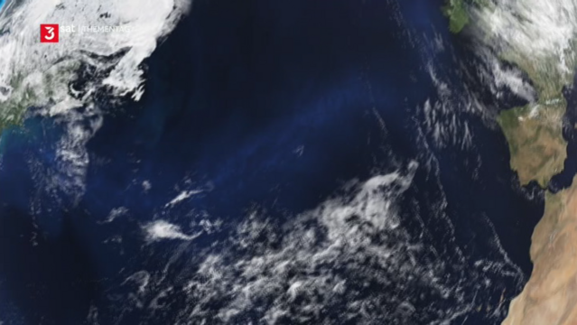 An Westeuropa grenzt ein Meer, das von Extremen beherrscht wird: der Atlantik. Dort brauen sich starke Stürme zusammen und leben seltene Tierarten. Die Reihe stellt den "Ozean der Extreme" vor.