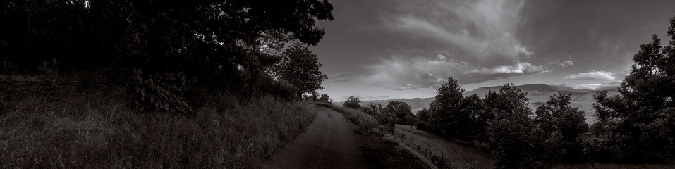 La vallée de la Cèze vue depuis le hameau du Bouchet de la Lauze, image panoramique en noir et blanc