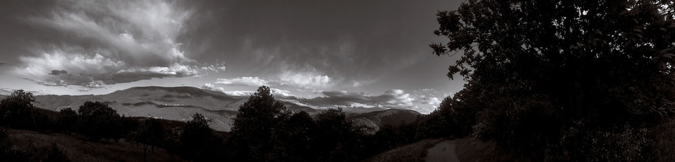 La vallée de la Cèze vue depuis le hameau du Bouchet de la Lauze, image panoramique en noir et blanc