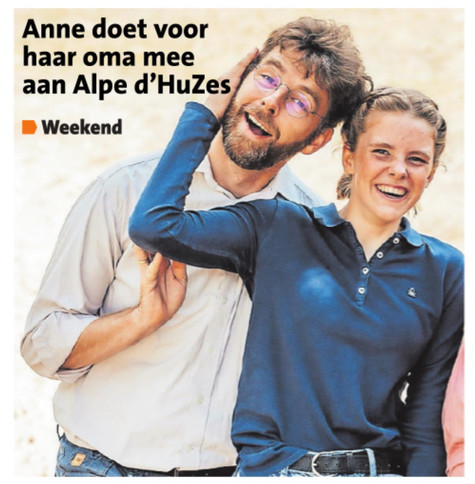 Anne en Thijs op de foto voor de krant. 