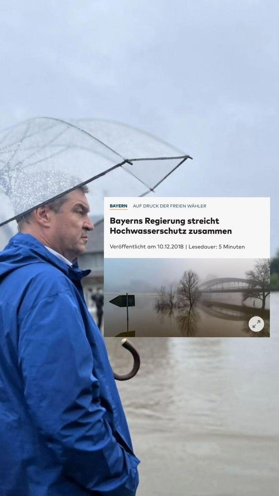 Markus Söder steht mit Regenschirm in den Fluten, eingeblendet ein Pressebericht vom 2018: "Bayerns Regierung streicht Hochwasserschutz zusammen&quot;.
