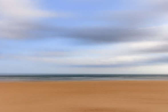 Fotografía de una playa usando desenfoque de movimiento para dar sensación pictórica.

Photo of a beach using defocusing to achieve a painting sensation.
