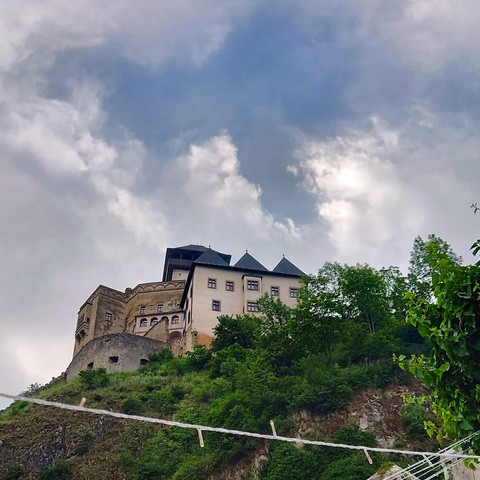 Blick hoch zu einer Burg. 