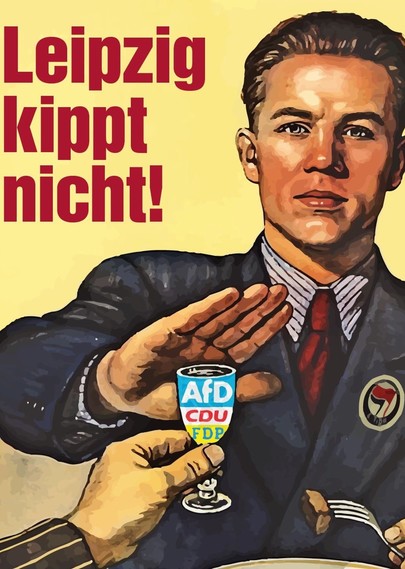 Umgewandeltes sowjetisches Anti-Alkohol-Plakat: Ein Mann mit Antifa-Logo am Anzug lehnt einen Bücher, der mit "AfD", "CDU" und "FDP" beschriftet ist ab. Über der Schulter des Mannes steht in roten Buchstaben "Leipzig kippt nicht!"