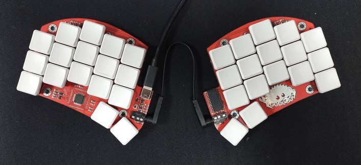 photo de mon clavier préféré : un Ferris à 34 touches, low-profile, splitté