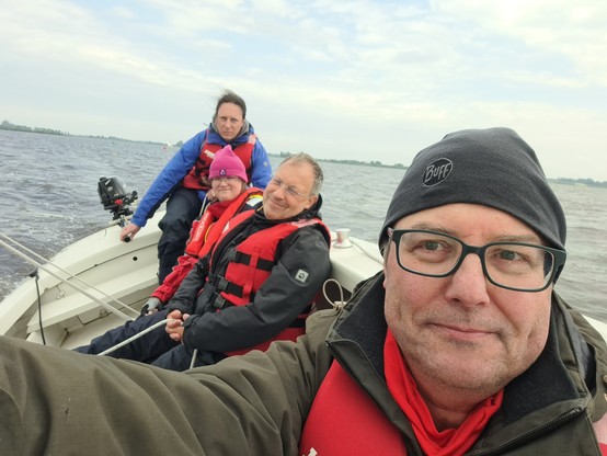 Selfie mit Backbord-Besatzung im Segelboot hart am Wind.