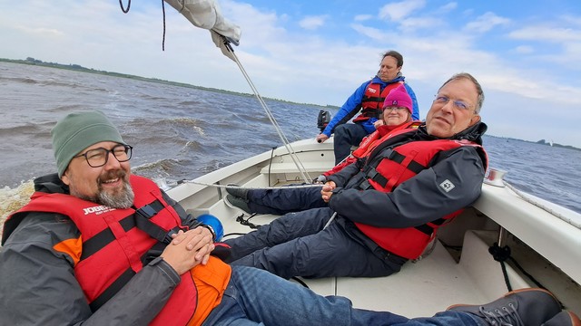 Segel-Team im Boot auf See.