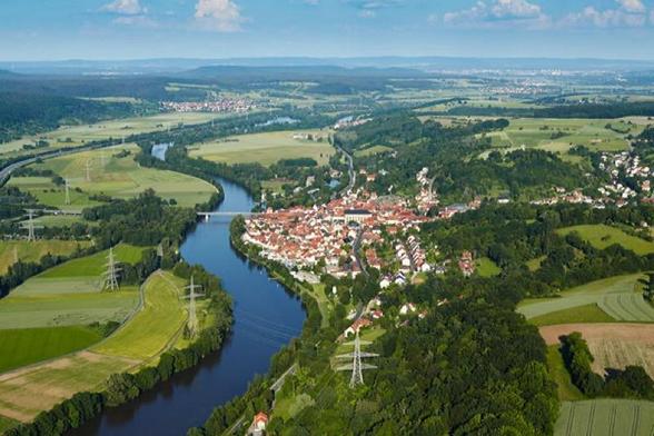 Luftbild mit Blick auf Eltmann im Landkreis Haßberge direkt am Fluss Main