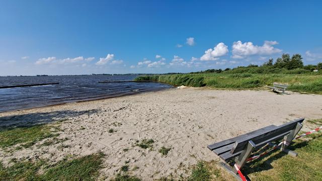 Kleiner Sandstrand am See bei Hemelum.