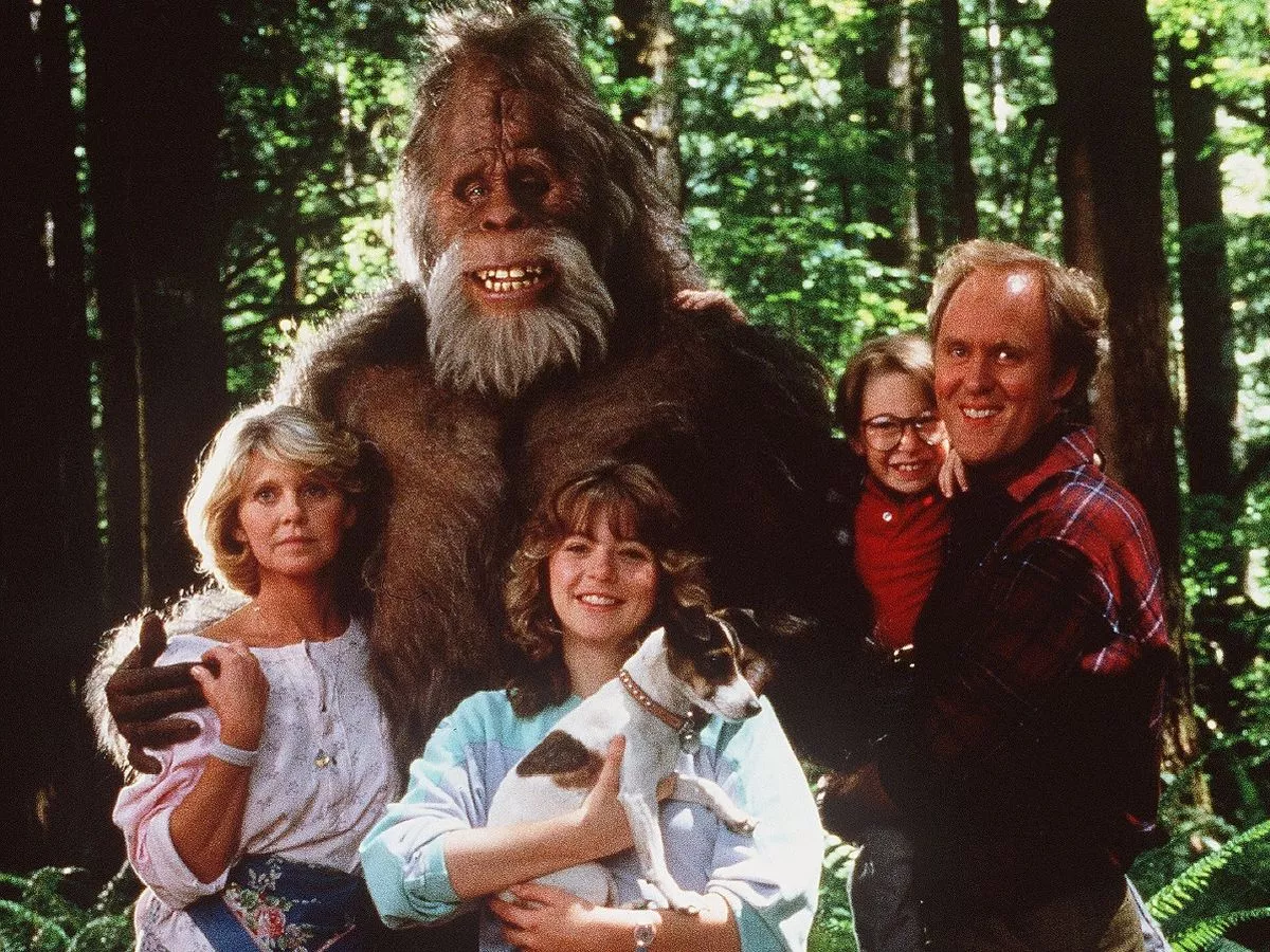 Group pic of the cast of the movie Harry (Bigfoot) and the Hendersons