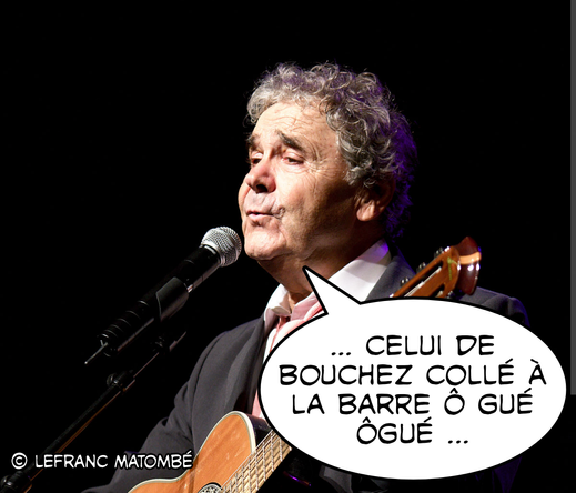 Pierre Perret devant un micro et derrière sa guitare qui chante : " celui de Bouchez collé à la barre ô gué ô gué"