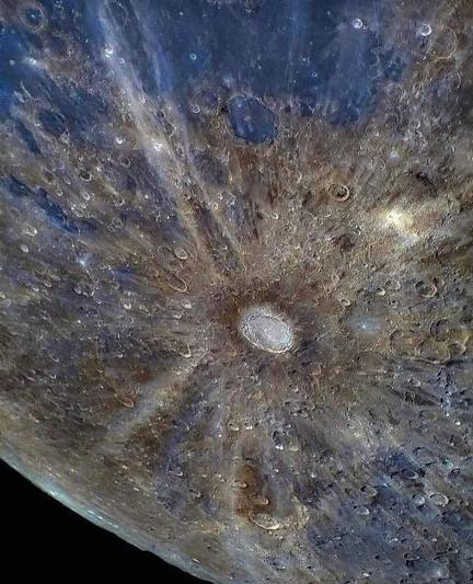 Foto des südwestlichen Teils der sichtbaren Seite unseres Mondes. Deutlich zu erkennen ist der Krater Tycho mit seinem ausgedehnten Strahlensystem...
(image credits: James Harrop Lunar)