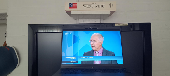 Photo of a monitor with the live stream of the election coverage with Prof. Karl-Rudolf Korte speeking