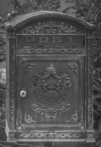 Ein Briefkasten auf alt getrimmt, im Stil der britischen Post. In Schwarz Weiss Bearbeitung.
A mailbox made to look old, in the style of the British post office. In black and white.