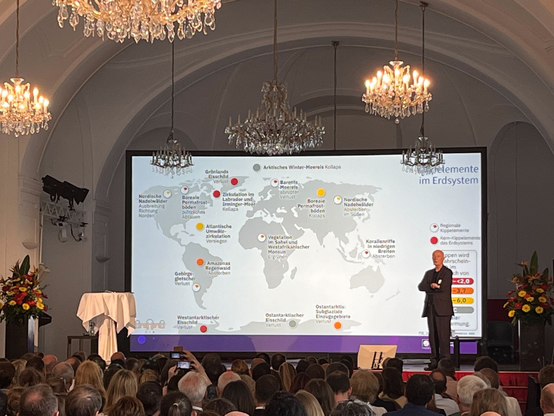 Hans Joachim Schellnhuber bei der Präsentation der Kippelemente der Erderhitzung